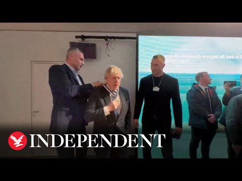 Boris johnson awarded honorary 'citizen of kyiv' medal by vitali klitschko at davos 23