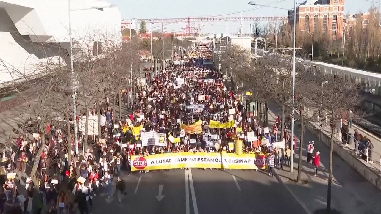 Teachers, public school workers march in portugal to demand higher wages 12