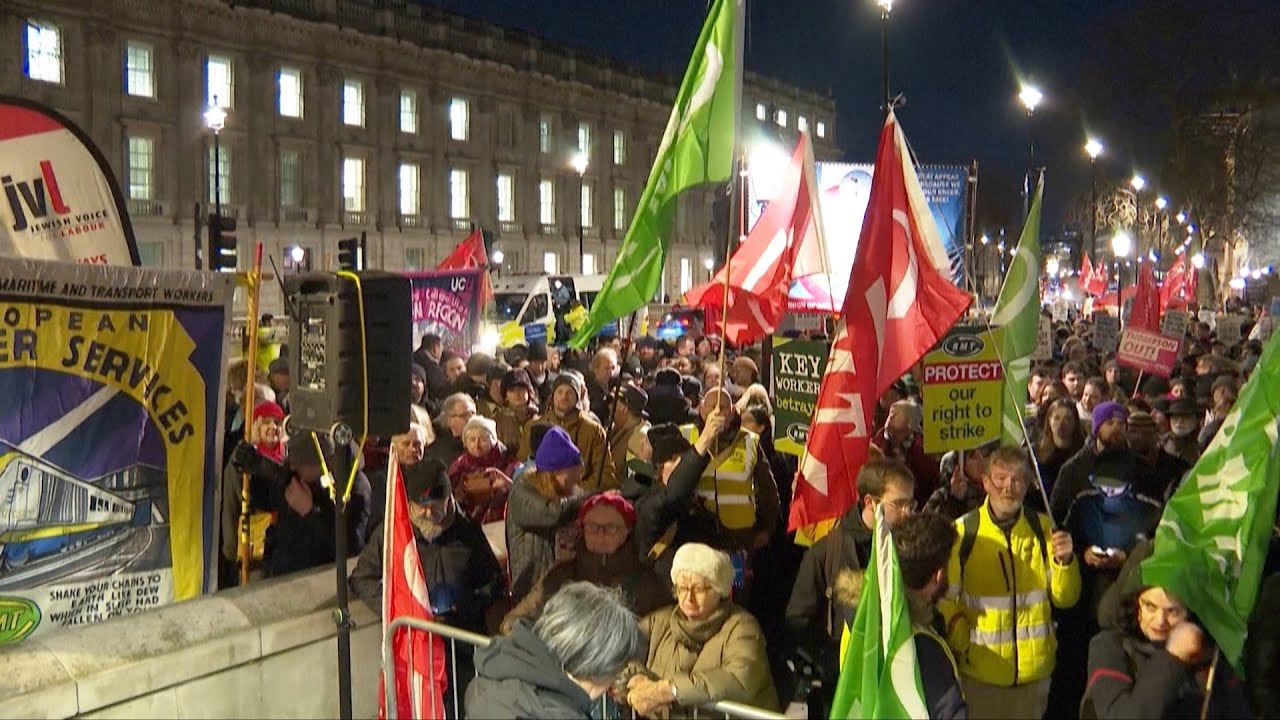 Hundreds protest in london against bill limiting right to strike 6